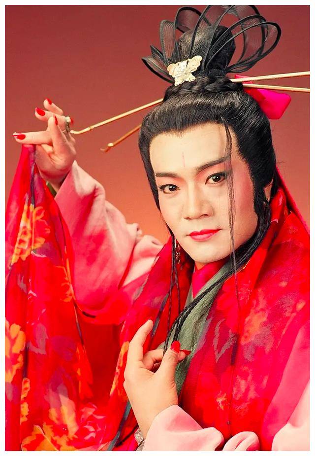 而霍建华在《金玉良缘》中穿上女装,时尚万种又可爱可笑,展现出不同于