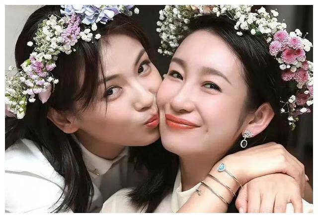 拥抱力量!秦海璐与刘涛姐妹情深,揭秘不为人知的羁绊