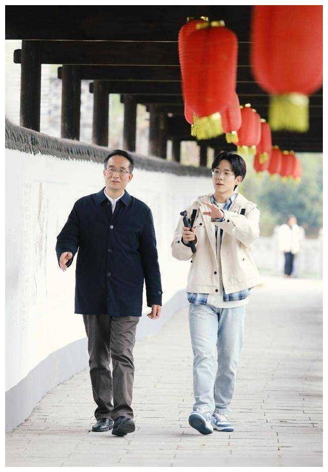 从童年的"神兽"出道,到双亲离去后到长沙求学,再到在安化培养陶桄,每