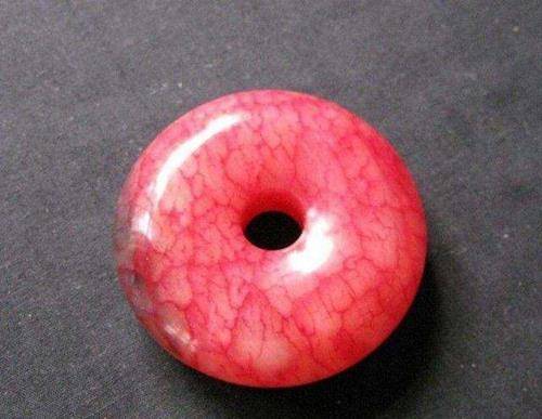 血玉俗称"高原血玉",据悉唐朝文成公主嫁给松赞干布就获得一块血玉,血