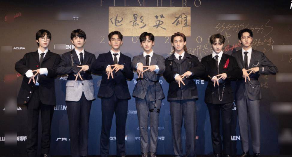 r1se的几位成员们也纷纷发布了动态,同样的也是这四个字"我心动了"