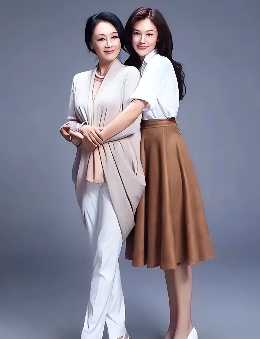 61岁王姬与32岁女儿比美穿纱裙身材饱满不像母女像姐妹