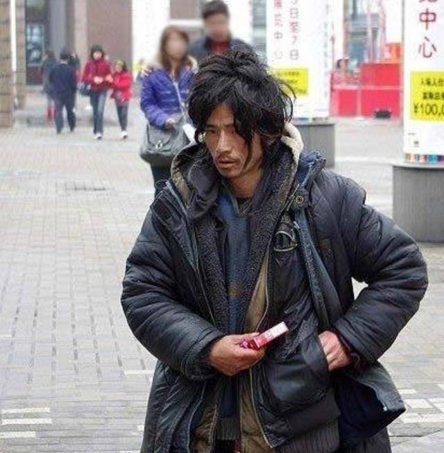 原创当初红遍网络的犀利哥10年过去如今他现状如何