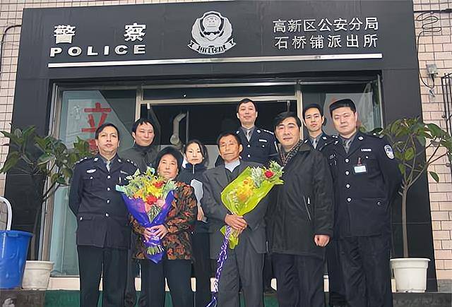 成为人民警察大学毕业后,芦振龙被分配到了重庆的石桥铺派出所,实现了