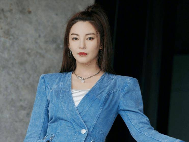 李柄熹发文回应争议,底下评论区却都在指责,自诩正义