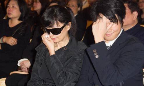 原创一首歌爆红24年52岁病逝后9亿遗产成谜去向至今仍是个谜团