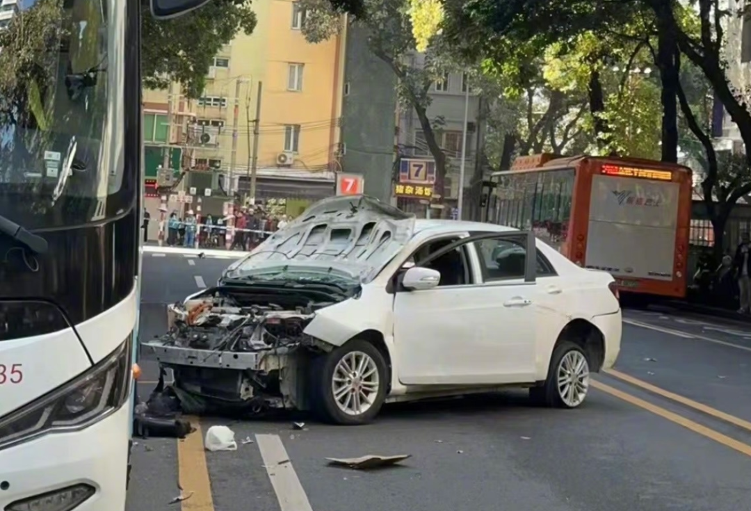 广州绕城高速车祸图片