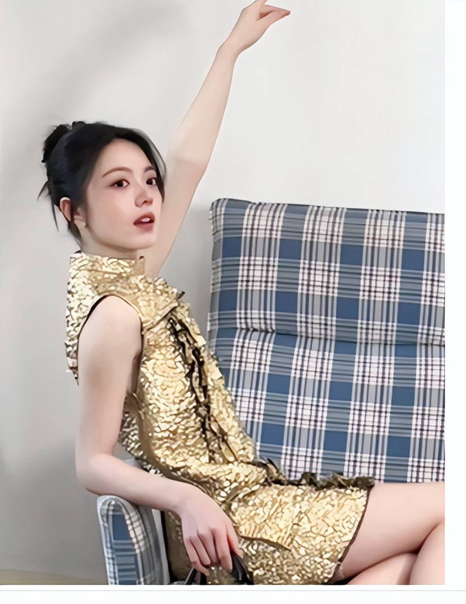 原创赵今麦无袖鎏金裙亮相少女感十足妥妥的少女范儿