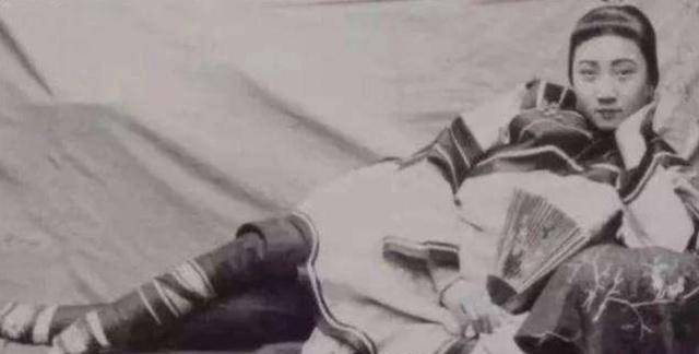 以前也有一种非常不健康的畸形审美,那就是我们很多人都听说过的裹脚