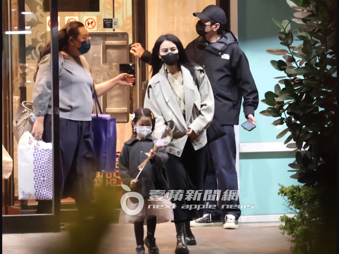 一家人在等车的时候,媒体拍下的照片中,赵又廷的妈妈看上去十分年轻