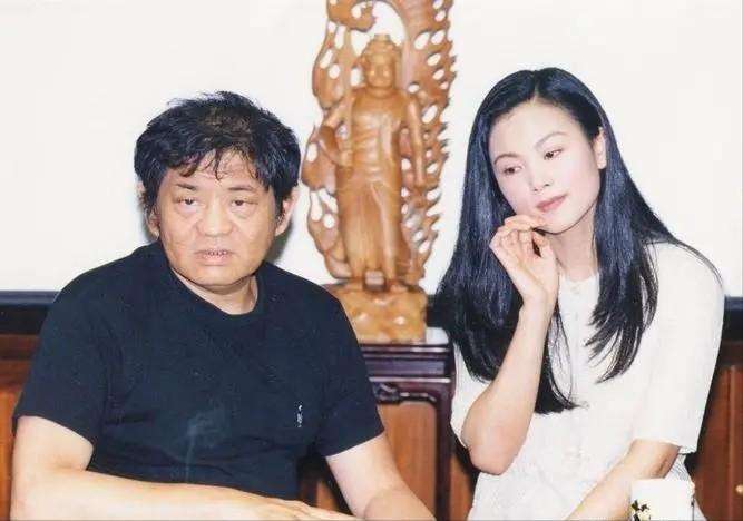 梁锦松金屋藏娇的老婆原来是她伏明霞黑裙紧身裤被爱情滋养的女人太美