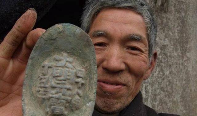 原创老农捡到土疙瘩叫价5万不卖上交国家20年后鉴定是高仿