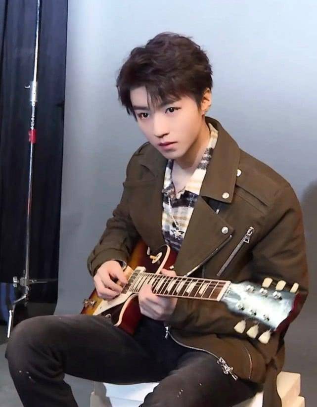 王俊凯为了穿出摇滚风故意用记号笔在裤子上画几笔结果是真的潮