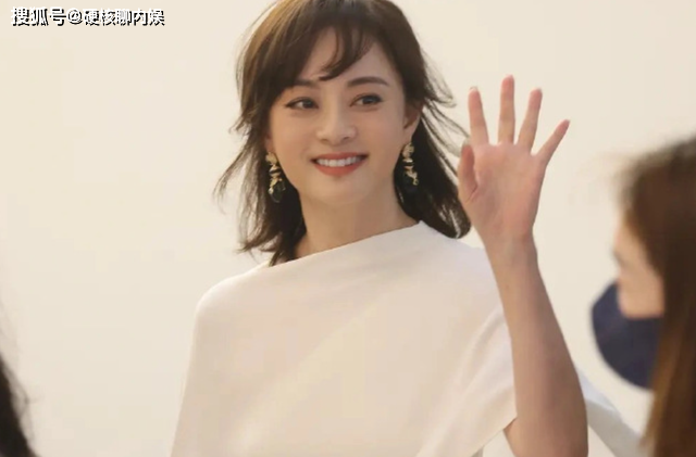 原创深圳这一夜被41岁孙俪的妖娆体态惊艳不穿暴露裸装却艳压全场