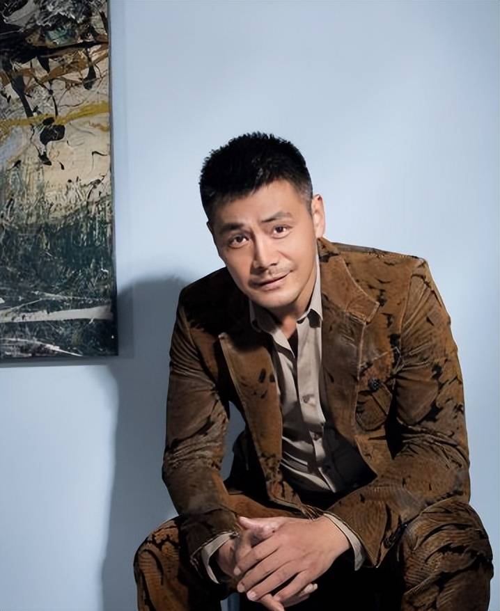 然而,2000年在张纪中的《笑傲江湖》中遭遇换角,这一事件不仅给他的