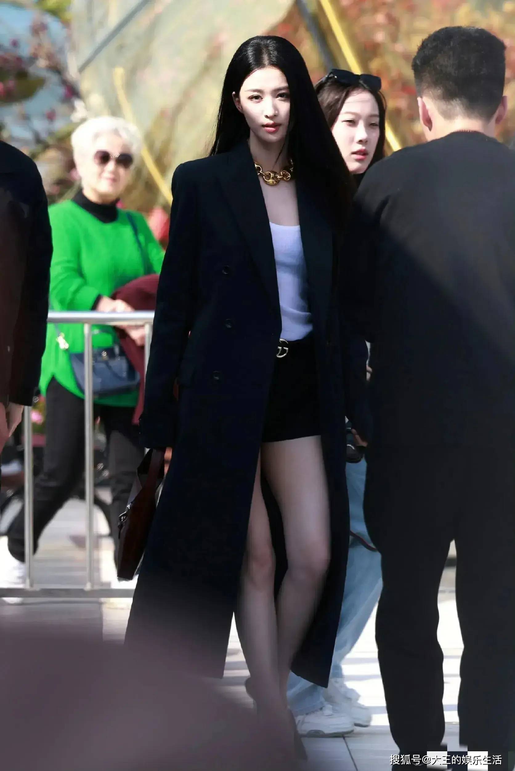 原创苦尽甘来熬出头这一晚29岁白鹿和35岁倪妮同框都被她碾压