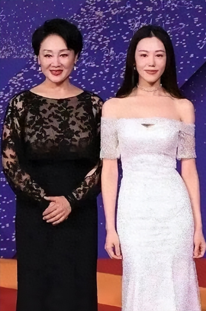 61岁王姬与32岁女儿比美,穿纱裙身材饱满,不像母女像姐妹_时尚_气质