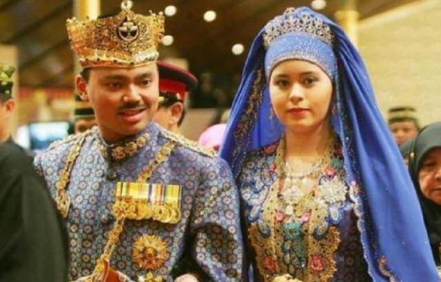 文莱王室娶王妃花1亿美金,新娘手戴22个大金镯,脚上穿着水晶鞋