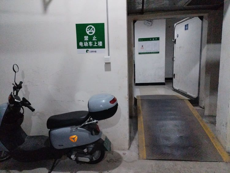 2,部分电动自行车停放于疏散通道,安全出口.