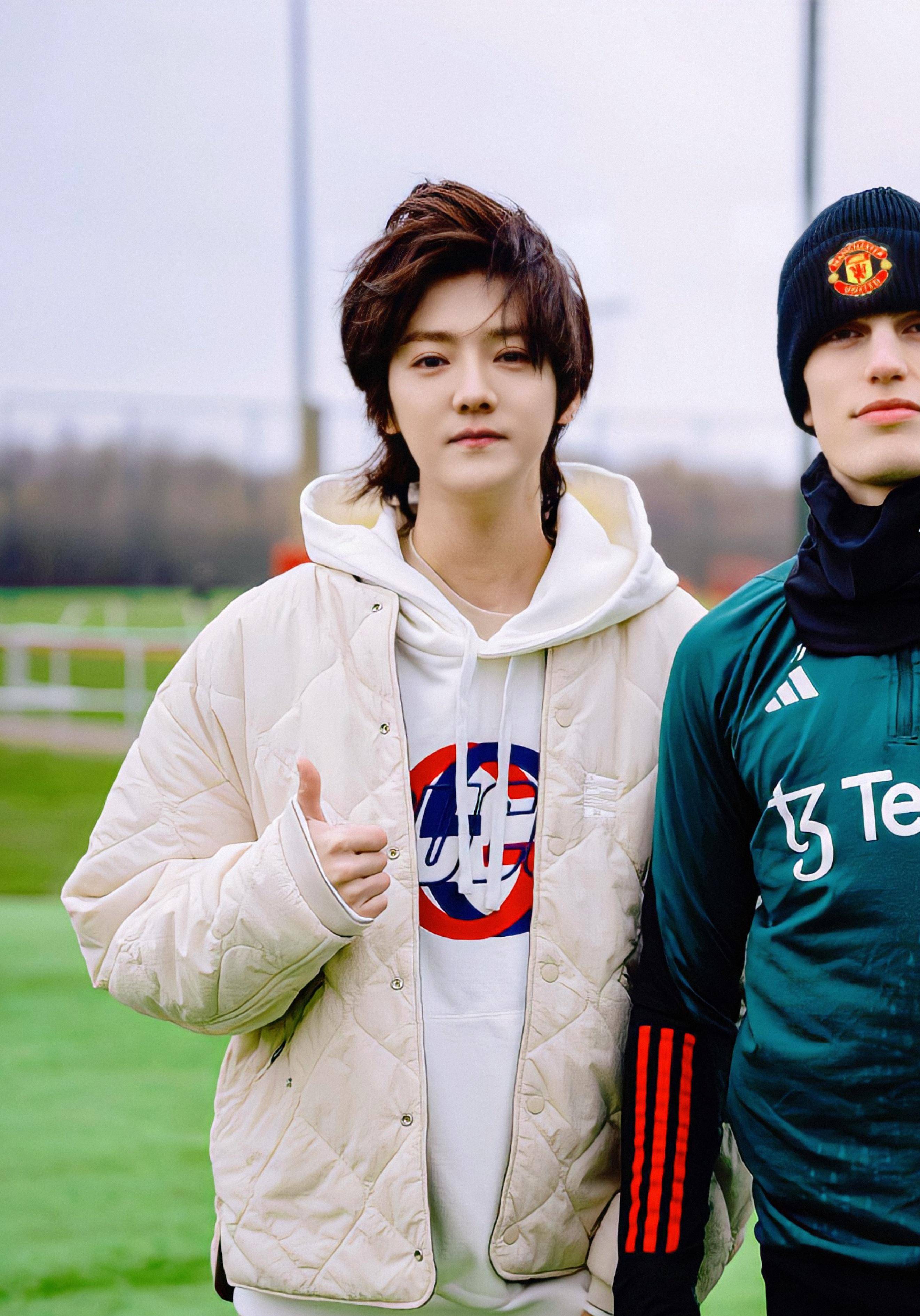 原创工作室晒鹿晗打卡曼联球队主场的随拍照网友称赞鹿晗的骨相优越