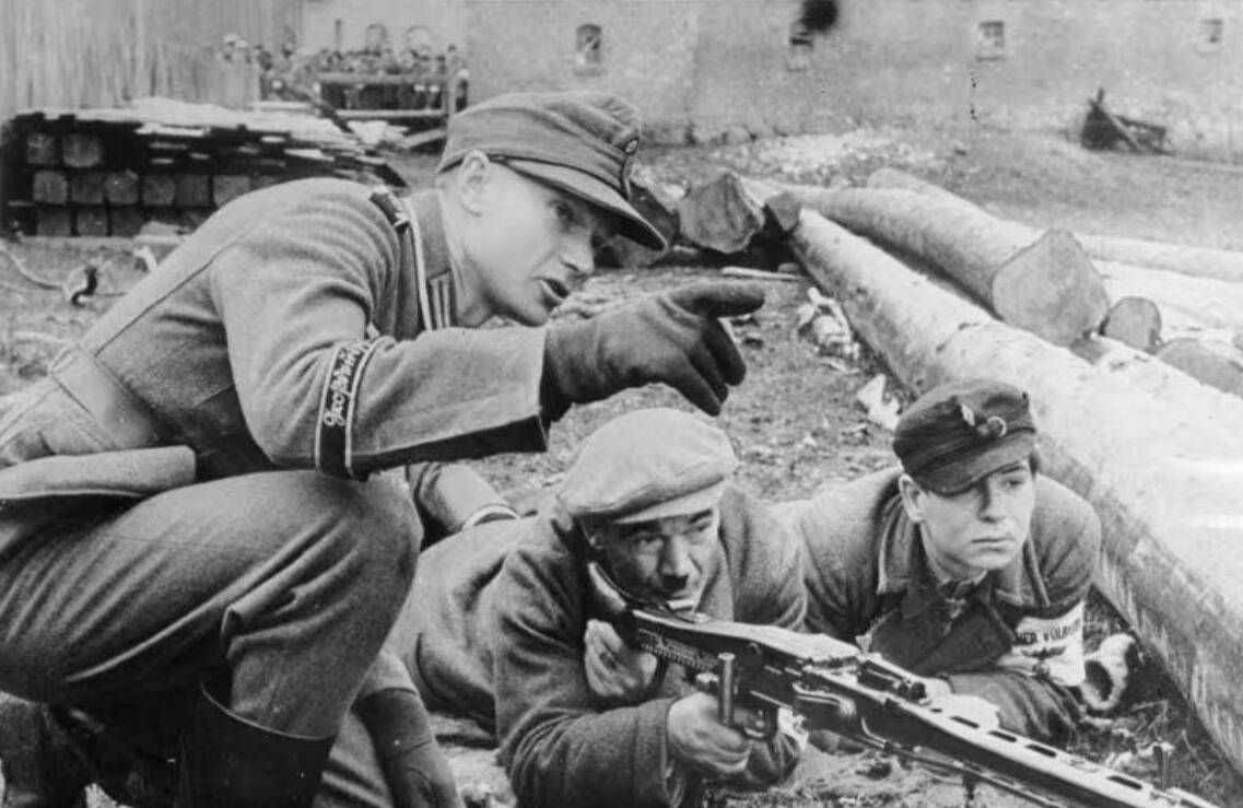 可人民冲锋队中的孩子和老人们显然没有那么幸运,他们缺乏训练和应有