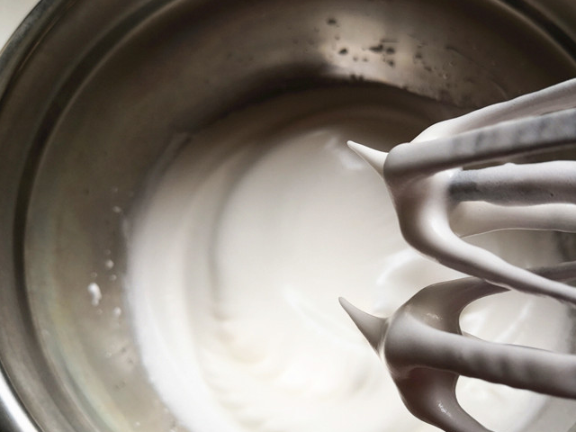 用翻拌和切拌将其搅拌均匀,千万不可划圈哦,不然会消泡的,5