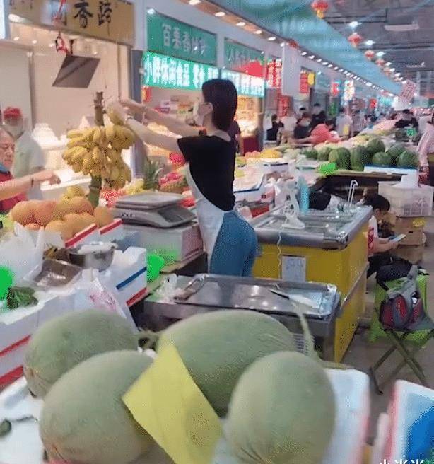 原创抖音又火了一个水果西施打扮朴素但是气质无法掩饰