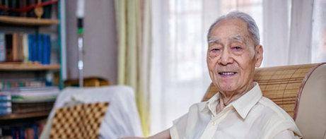 许渊冲86岁患癌医生断言活不过七年至今已百岁依旧笔耕不辍