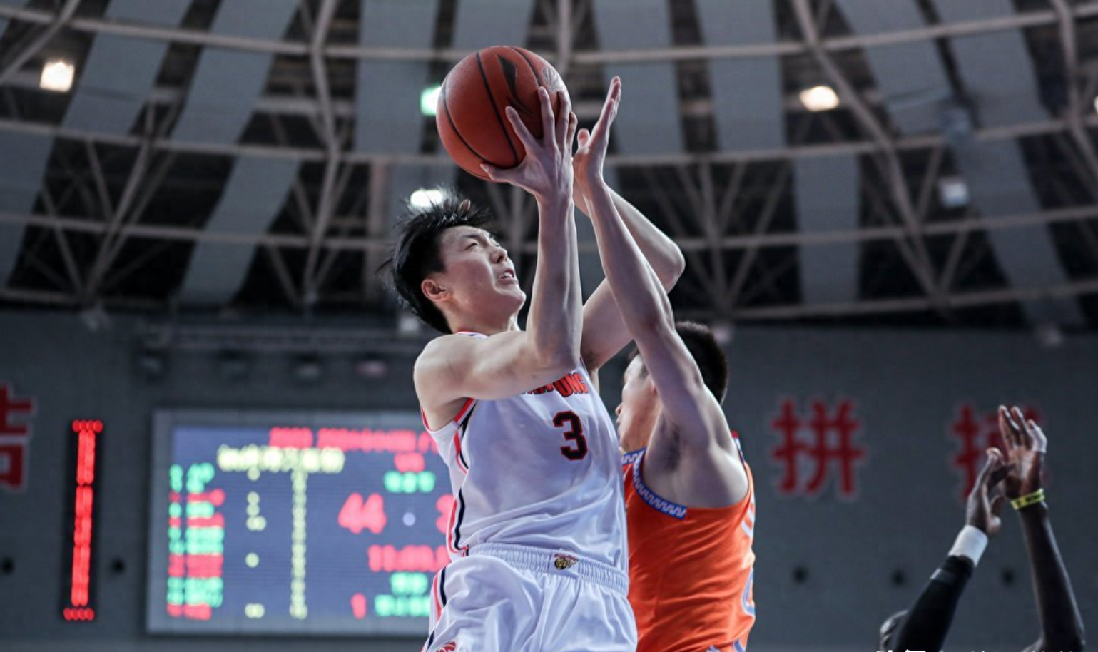 连续两个关键三分胡明轩无愧广东队领袖以身作则率队获胜