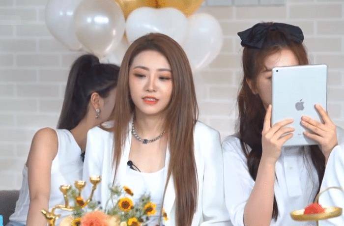 没滤镜后妆容太廉价,谢可寅还写错字_营业_虞书欣_时候