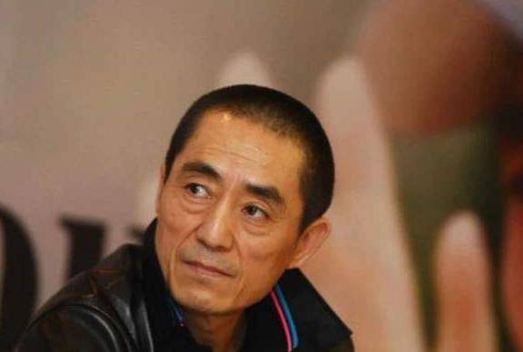 原创冯小刚饭局照流出他被大佬揽入怀中画面和谐十足
