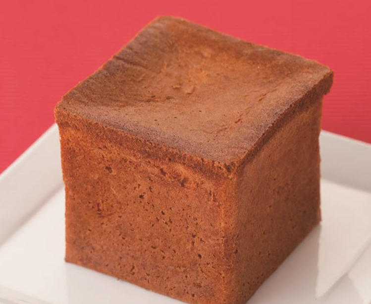 原料:鸡蛋55g,三温糖38g,蜂蜜8g,开水6ml,高筋面粉25g,粗砂糖5g模具