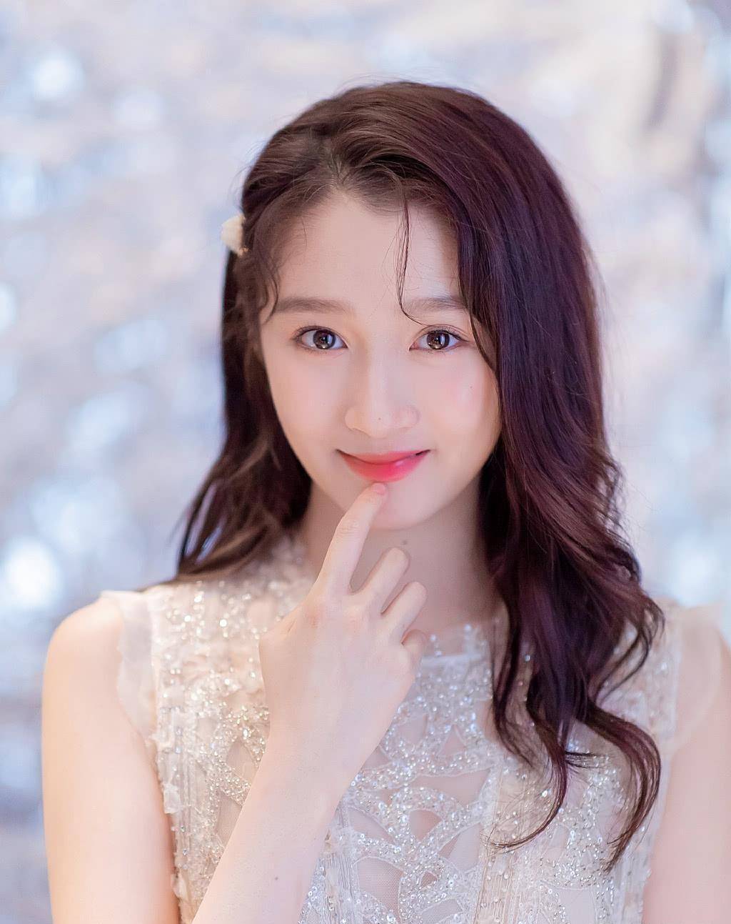 关晓彤杂志拍摄形象大变身材差评网友和周冬雨有一拼