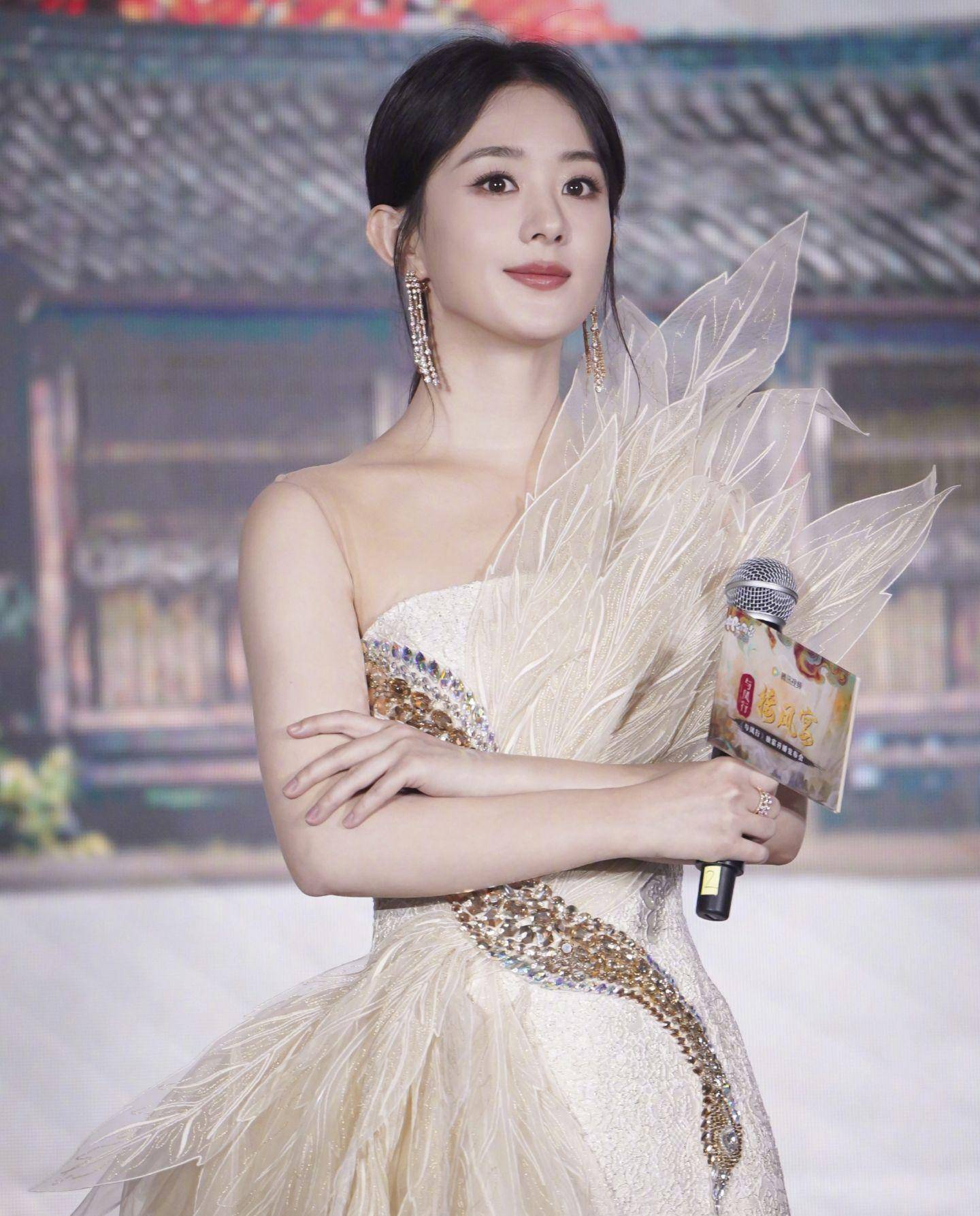 赵丽颖出席与风行发布会颖宝金色凤凰裙气质绝佳