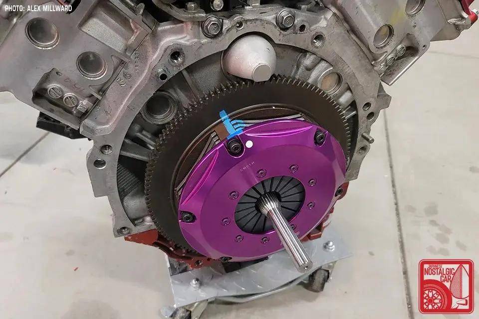 动力通过tremec t56六速手动变速箱,exedy三片式离合与定制传动轴传递