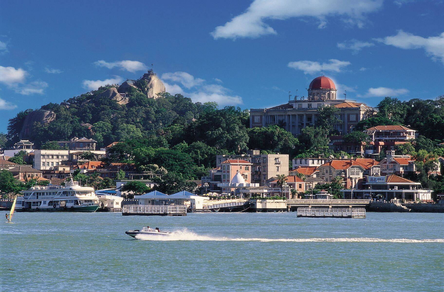 晚上:在鼓浪屿欣赏夜景,感受这座岛屿的独特魅力.
