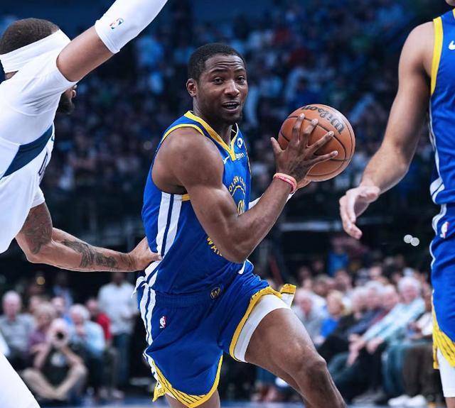 独行侠轻取勇士迎4连胜东契奇219伤退欧文准三双库明加27分