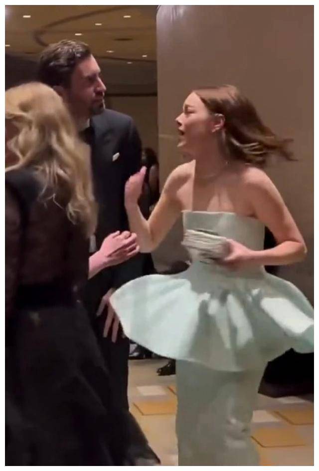 奥斯卡笑点爆棚艾玛斯通尴尬一刻揭秘裙子破裂成焦点