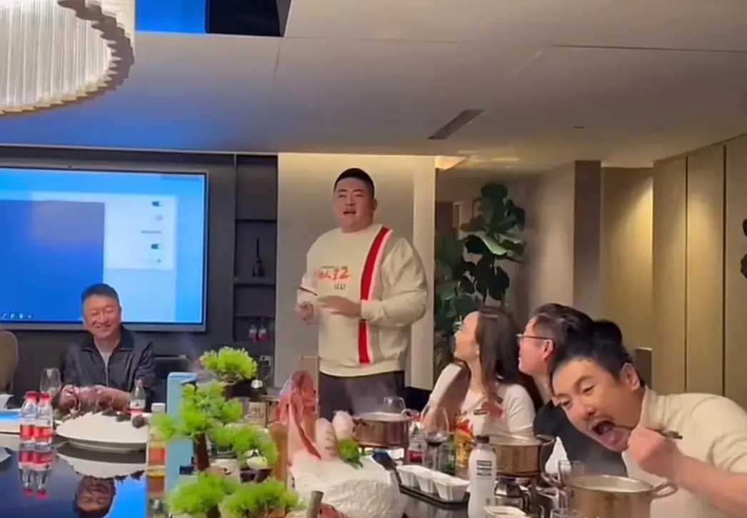 沈腾本人一如既往地幽默风趣,与团队成员们互动频繁,不时逗得大家捧腹