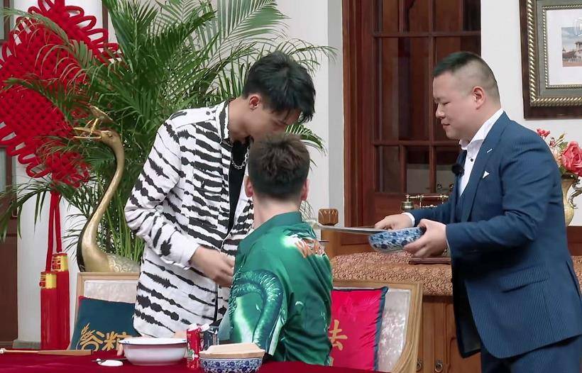 德云斗笑社郭德纲不喜欢秦霄贤错了他才是被偏爱的那个