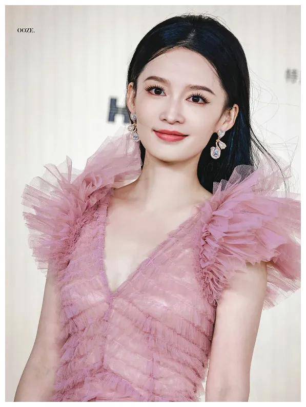 李沁33岁身材绝美,魅力惊人,性感有料,难以抗拒