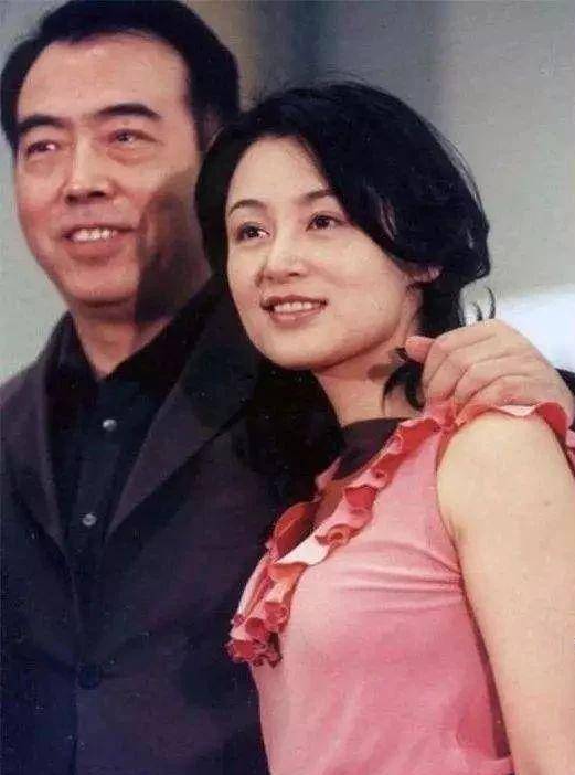 28年前葛优和张国荣的这张合照中间那个女孩惊艳了一个时代