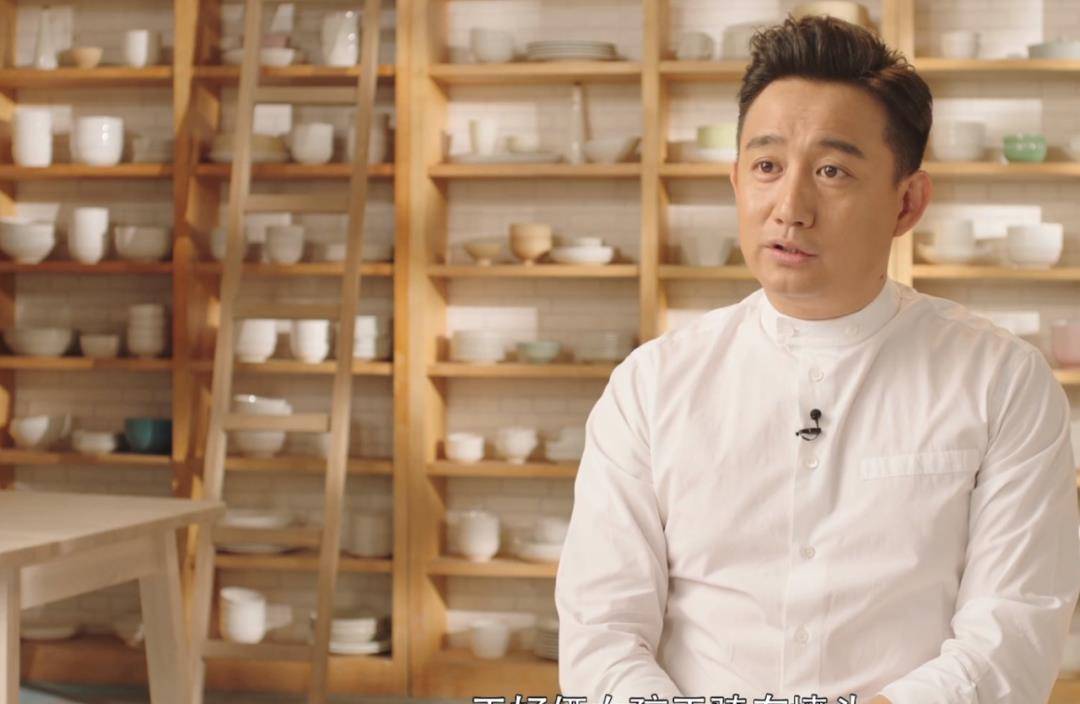 这一天,黄磊刚进办公室,就听见身后有人喊:黄磊老师,你班上有俩女生爬