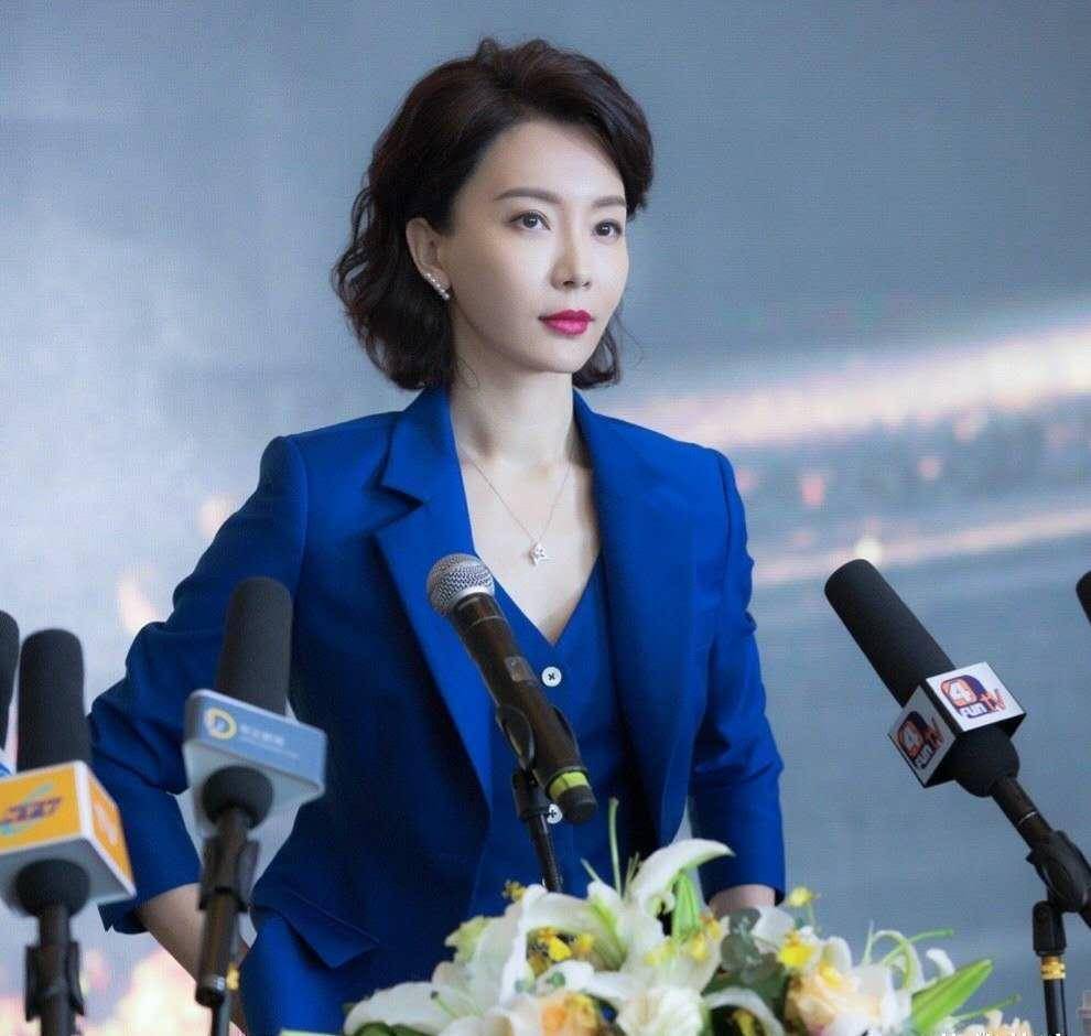 原创陈数以气场闻名但穿绿色西装像舞台剧的演出服差点翻车了