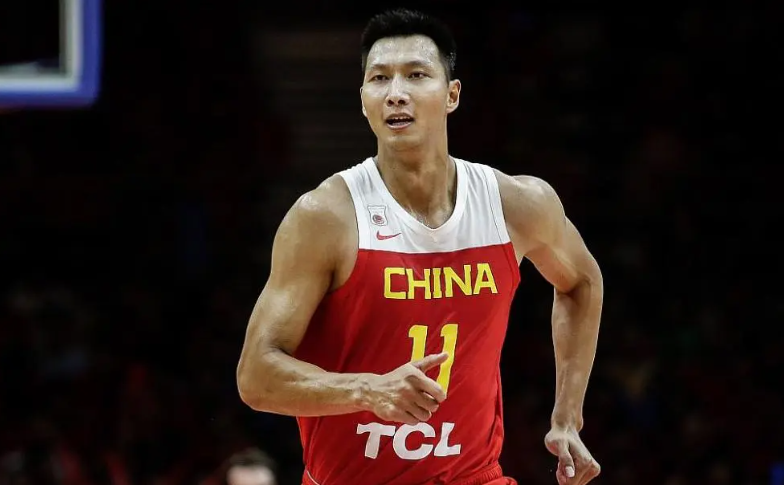 的女人,身价40亿,43岁皮肤仍水灵娇嫩,背后有纹身_易建联_吴迪_广东