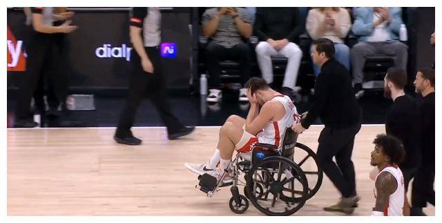 申京打篮球现场惨!脚踝伤势严重!刚刚拼尽全力投篮!_比赛_伤情_受伤