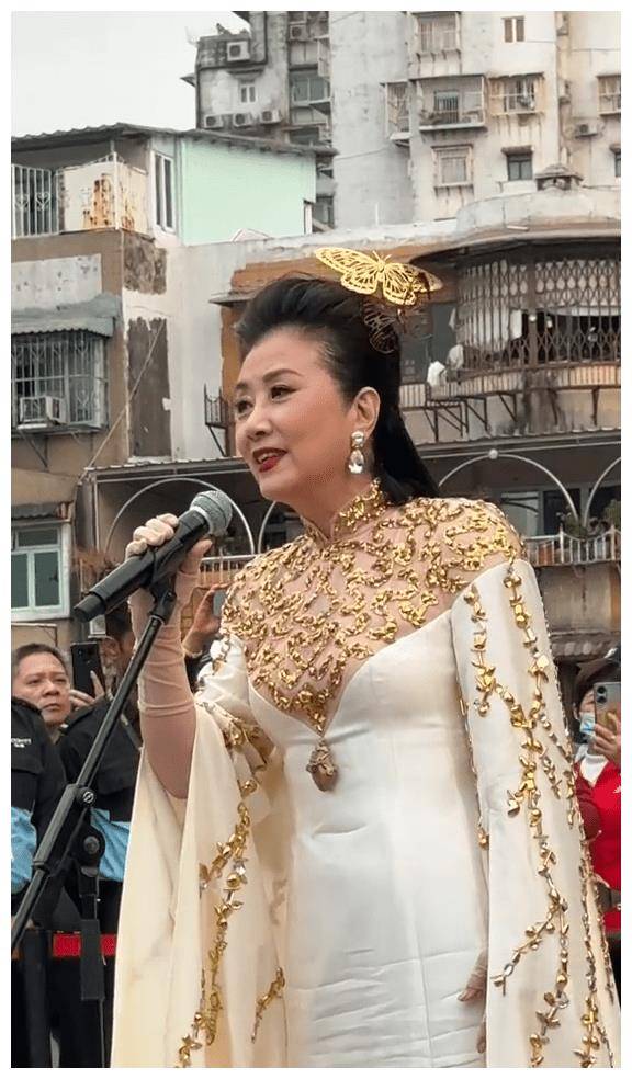 76岁"歌后"汪明荃,街头飒爽卖唱,如女皇巡游般风采夺目