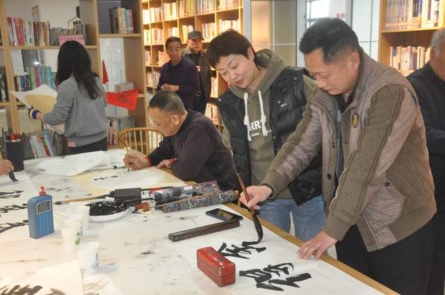 开封市长轩书画院到汴南社区开展书画笔会