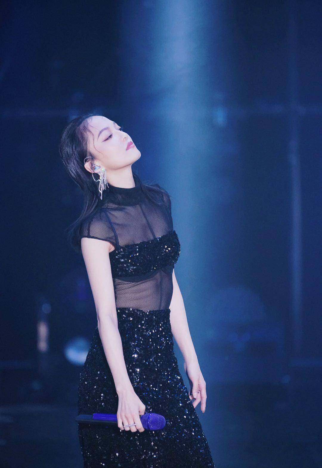 原创张韶涵穿搭耍心机为掩饰自己小个子劣势裙子特意选高腰款