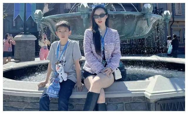 身边跟着杜江和儿子嗯哼,一家三口兴致勃勃地坐在我对面,开始点菜.